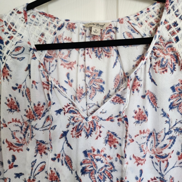 Lucky Brand ☆ Floral Print Women's Top. NWOT Pit - Pit 19" - Picture 3 of 10